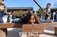 [TF포토] '곤장을 매우 쳐라~'