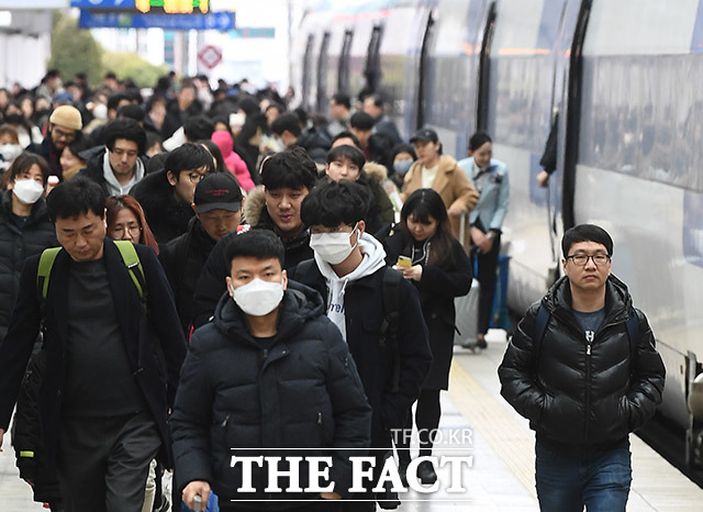 설 연휴 마지막 날인 27일 오후 서울 용산구 서울역에 도착한 귀경객들이 발걸음을 재촉하고 있다. /이동률 기자