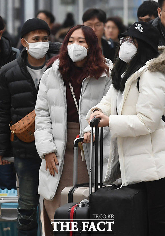 신종 코로나바이러스감염증 네 번째 국내 확진자가 발생한 27일 오후 서울 용산구 서울역에서 관광객들이 마스크를 쓴 채 이동하고 있다. /이동률 기자