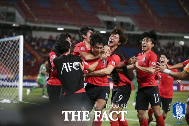 한국의 정태욱(5번)이 26일 태국 방콕에서 벌어진 사우디아라비아와 AFC U-23 챔피언십 결승전에서 연장 후반 8분 헤더 결승골을 넣은 뒤 동료들과 기쁨을 나누고 있다./대한축구협회 제공