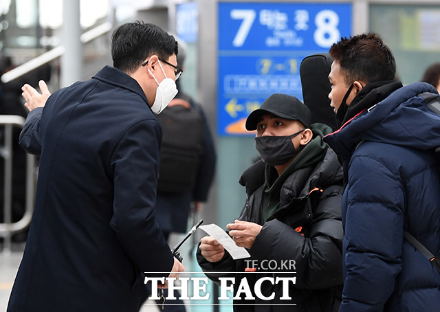 신종 코로나바이러스감염증 네 번째 국내 확진자가 발생한 27일 오후 서울 용산구 서울역에서 귀경객들이 마스크를 쓴 채 직원에게 길을 묻고 있다. /이동률 기자