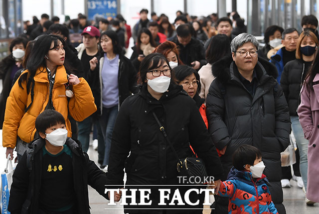 신종 코로나바이러스감염증 네 번째 국내 확진자가 발생한 27일 오후 서울 용산구 서울역에서 귀경객들이 마스크를 쓴 채 이동하고 있다. /이동률 기자