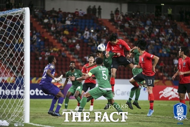 사우디 골문을 강타하는 정태욱의 고공폭격./대한축구협회 제공