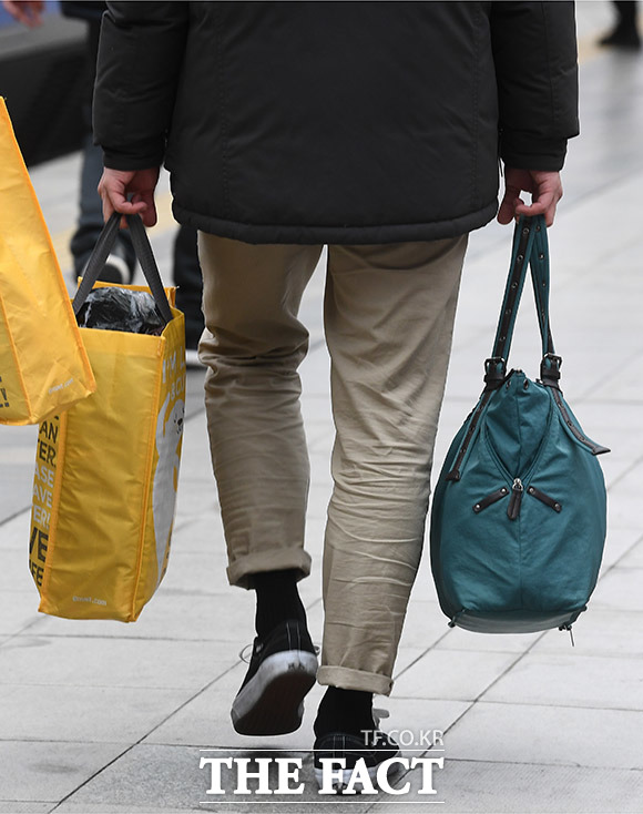 설 연휴 마지막 날인 27일 오후 서울 용산구 서울역에 도착한 귀경객들이 발걸음을 재촉하고 있다. /이동률 기자