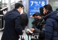 [TF포토] 마스크 쓴채 길 물어보는 관광객