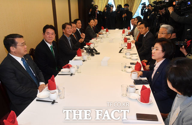 안철수 바른미래당 전 의원(왼쪽에서 세 번째)을 비롯한 바른미래당 의원들이 28일 서울 여의도의 한 중식당에서 오찬을 갖고 있다./남윤호 기자