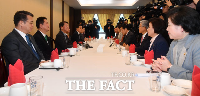 안철수 바른미래당 전 의원(왼쪽에서 세 번째)을 비롯한 바른미래당 의원들이 28일 서울 여의도의 한 중식당에서 오찬을 갖고 있다./남윤호 기자