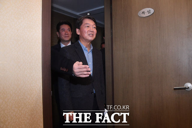 안철수 바른미래당 전 의원(가운데)과 이동섭 원내대표권한대행(왼쪽)이 28일 서울 여의도의 한 중식당에서 바른미래당 의원들과의 오찬 장소에 들어서고 있다./남윤호 기자