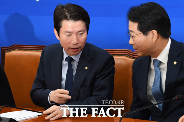 이인영 더불어민주당 원내대표(왼쪽)와 조정식 정책위의장이 28일 오전 서울 여의도 국회에서 열린 원내대책회의에 참석해 대화하고 있다./국회=남윤호 기자