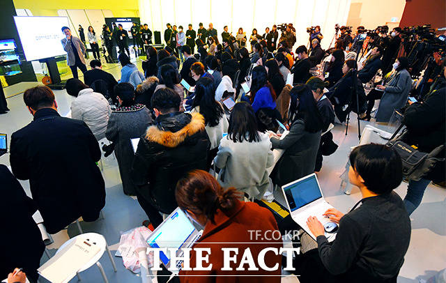 방탄소년단 현대미술 전시 프로젝트 커넥트, BTS(CONNECT, BTS) 서울 프레스 데이가 28일 오후 서울 중구 동대문디자인플라자(DDP)에서 열린 가운데 이대형 아트 디렉터가 기획 의도를 설명하고 있다. /이선화 기자