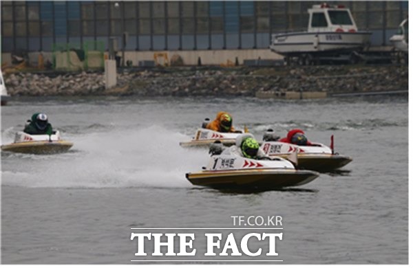 지난 시즌 말 영종도 훈련원을 졸업한 16기 신인들이 올 시즌 1회차부터 실전 경주에 투입되면서 15기 선수들에게 자극제가 되고 있다./경륜경정총괄본부 제공