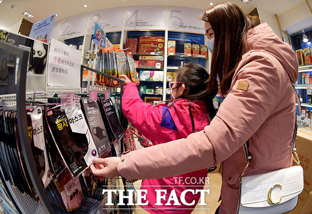 중국 우한에서 발원한 신종 코로나바이러스감염증(우한 폐렴)으로 인한 중국 내 사망자가 증가하고 있는 가운데 28일 오전 서울 중구 명동에서 외국인 가족이 마스크를 구매하고 있다./이덕인 기자