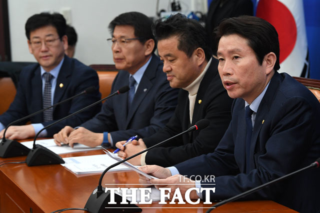 이인영 더불어민주당 원내대표(오른쪽)가 28일 오전 서울 여의도 국회에서 열린 원내대책회의에 참석해 모두발언을 하고 있다./국회=남윤호 기자