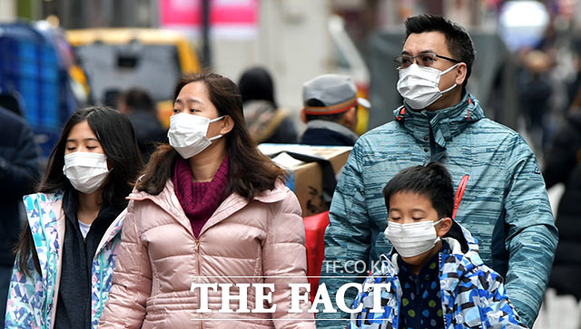중국 우한에서 발원한 신종 코로나바이러스감염증(우한 폐렴)으로 인한 중국 내 사망자가 증가하고 있는 가운데 28일 오전 서울 중구 명동에서 외국인 가족이 마스크를 착용하고 거리를 걷고 있다./이덕인 기자