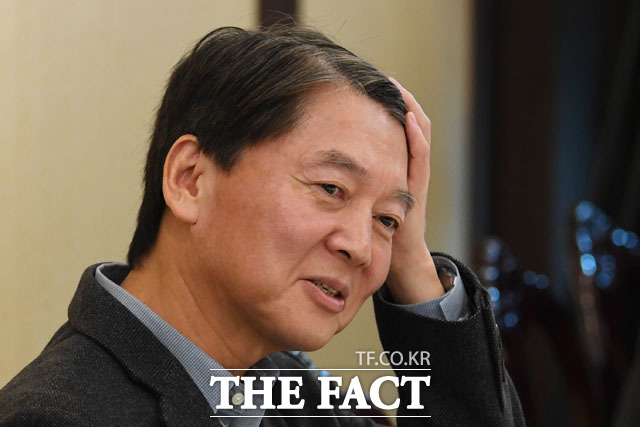 안철수 바른미래당 전 의원이 28일 서울 여의도의 한 중식당에서 바른미래당 의원들과 오찬을 앞두고 머리를 쓸어넘기고 있다./남윤호 기자