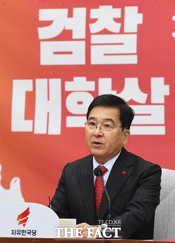 자유한국당 원내대책회의가 28일 오전 서울 여의도 국회에서 열린 가운데 심재철 원내대표가 발언을 하고 있다. / 국회=배정한 기자