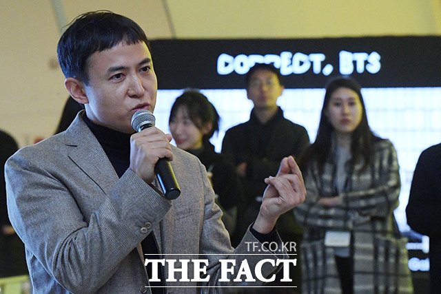 방탄소년단 현대미술 전시 프로젝트 커넥트, BTS(CONNECT, BTS) 서울 프레스 데이가 28일 오후 서울 중구 동대문디자인플라자(DDP)에서 열린 가운데 이대형 아트 디렉터가 기획 의도를 설명하고 있다. /이선화 기자