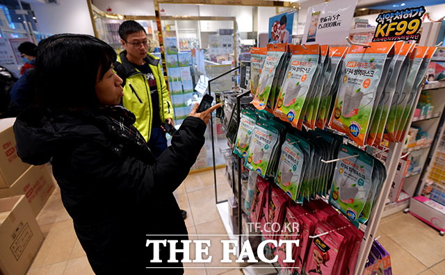 중국 우한에서 발원한 신종 코로나바이러스감염증(우한 폐렴)으로 인한 중국 내 사망자가 증가하고 있는 가운데 28일 오전 서울 중구 명동에서 유커들이 마스크를 구매하고 있다. /이덕인 기자