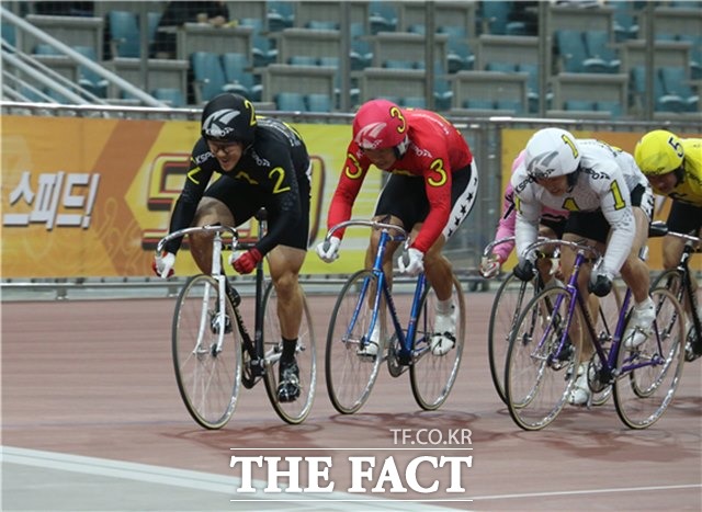 2020년 경륜 시즌이 시작된 후 벨로드롬은 혼전의 연속이다. 지난해 하반기 경륜 등급 조정 이후 한 수 위의 기량을 발휘할 것으로 예측됐던 강급자들이 기대 이하의 성적을 보이며 이변이 속출하고 있다,/경륜경정총괄본부 제공