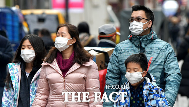 중국 우한에서 발원한 신종 코로나바이러스 감염증(우한폐렴)으로 인한 중국 내 사망자가 100명을 넘어선 가운데 서울 중구 명동에서 뉴커들이 마스크를 착용하고 거리를 걷고 있다./이덕인 기자