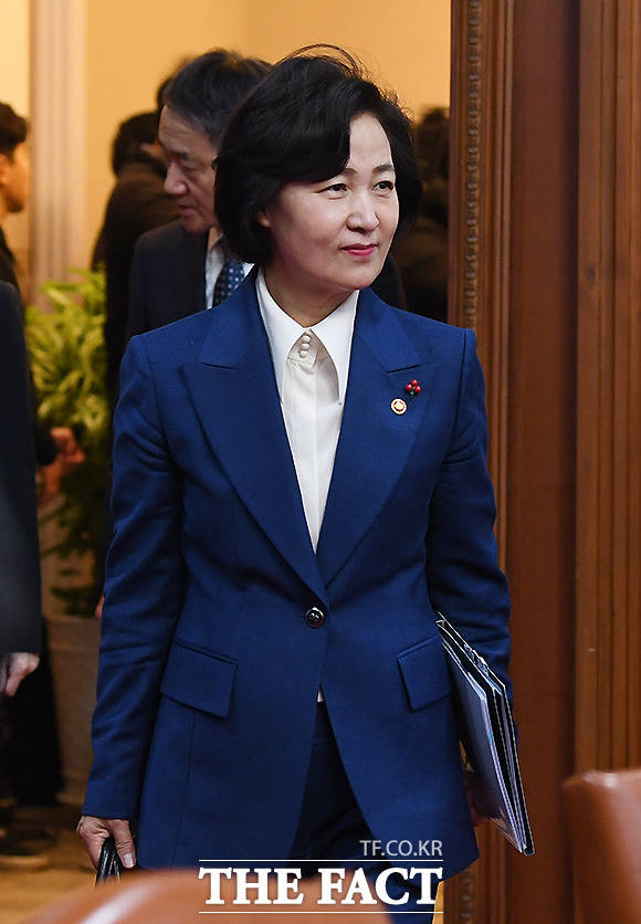 추미애 법무부 장관이 28일 오전 서울 종로구 정부서울청사 국무회의실에서 열린 국무회의에 참석하고 있다. /이새롬 기자