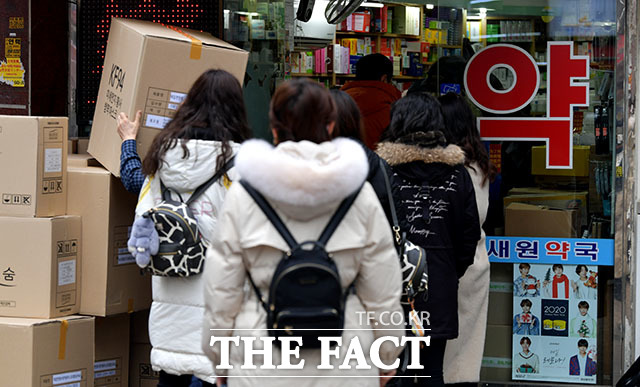 중국 우한에서 발원한 신종 코로나바이러스감염증(우한 폐렴)으로 인한 중국 내 사망자가 증가하고 있는 가운데 28일 오전 서울 중구 명동에서 외국인들이 약국을 찾아 마스크를 구매하고 있다. /이덕인 기