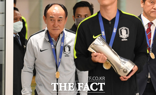 김학범 감독이 28일 오전 인천국제공항 제2터미널으로 귀국하고 있는 가운데 우승트로피가 보이고 있다. /인천국제공항=임세준 기자