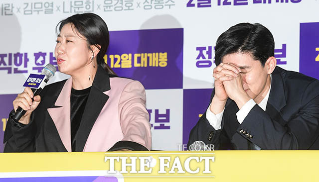 배우 라미란(왼쪽)이 28일 오후 서울 용산구 CGV 아이파크몰점에서 열린 영화 정직한 후보의 언론시사회에 참석해 취재진의 질문에 답하고 있다. /김세정 기자