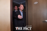 [TF포토] 안철수, '들어가시죠'