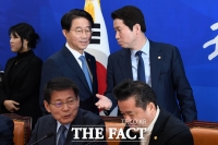 [TF포토] 의견 나누는 이인영-조정식