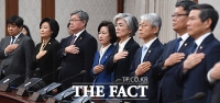[TF포토] 국민의례하는 국무위원들