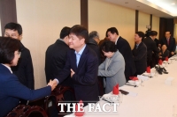 [TF포토] 바른미래당 의원과 악수 나누는 안철수