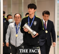 [TF포토] '트로피 들고 금의환향하는 U-23 대표팀'