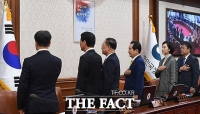 [TF포토] 국민의례하는 정세균 총리와 국무위원들