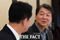 [TF포토] 이동섭 원내대표와 대화 나누는 안철수