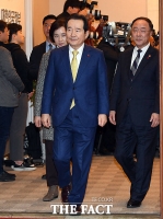 [TF포토] 국무회의 참석하는 정세균 총리와 유은혜-홍남기 부총리