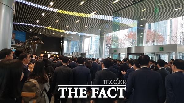 서울 중구 을지로 기업은행 본점 로비에 기업은행 직원 수백명이 윤종원 행장의 취임을 환영하기 위해 나와있다.