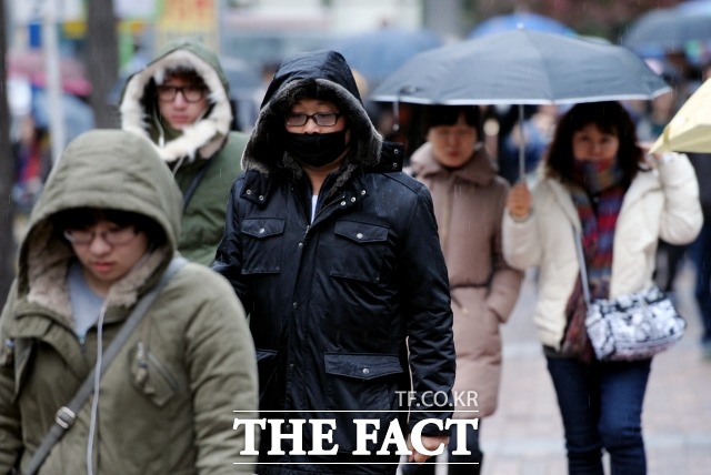 30일은 전국이 포근한 가운데 구름이 많고 곳곳에서 비나 눈이 내리겠다. 다만 날씨가 포근해지면서 미세먼지 농도는 충남·전북에서 나쁨, 그 밖의 권역에서 좋음∼보통 수준을 보이겠다. /더팩트 DB