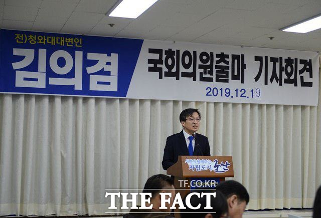 이인영 더불어민주당 원내대표는 29일 한 라디오 프로그램에 출연해 또 다시 적격 판정이 보류된 김의겸 전 청와대 대변인 등을 향해 무소속으로 출마하는 상황이 없길 바란다고 했다. 지난달 19일 오전 군산시청 브리핑룸에서 21대 국회의원 선거 출마에 대한 입장을 밝히고 있는 김 전 대변인. /이철영 기자