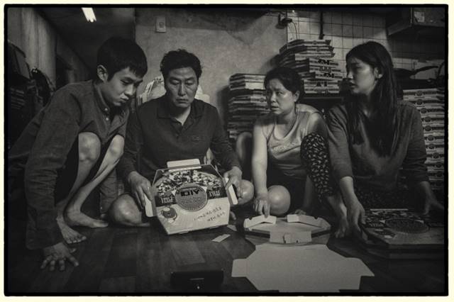 영화 기생충의 흑백판이 뉴욕 LA극장에서 볼 수 있다. /CJ엔터테인먼트 제공