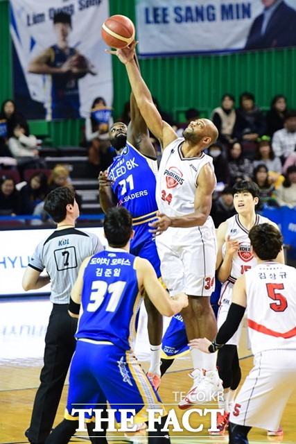 오는 30일(목) 오후 7시 원주종합체육관에서 열리는 2019-20시즌 남자프로농구(KBL) 원주DB-울산현대모비스전을 대상으로 한 농구토토매치 8회차 투표율을 중간 집계한 결과, 참가자의 60.41%가 원정팀인 울산현대모비스의 우세를 예상했다./KBL 제공