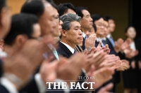 [TF포토] 받수받는 윤종원 신임 IBK 기업은행장