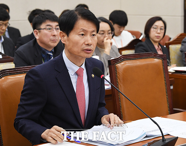 김강립 보건복지부 차관이 30일 오전 서울 여의도 국회에서 열린 보건복지위원회 전체회의에 참석해 의원들의 질의에 답변을 하고 있다. / 국회=배정한 기자