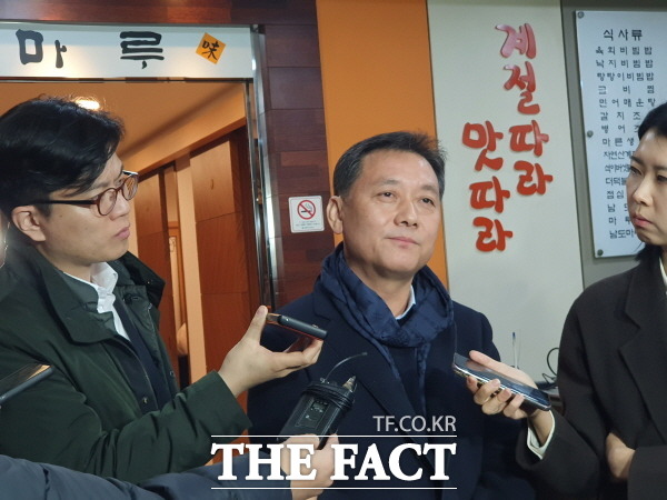 이광재 전 강원도 도지사는 30일 서울 여의도 모처에서 만찬을 갖고 이해찬 민주당 대표의 공동 선거대책위원장과 강원 지역 출마라는 두 가지 제안에 공동 선대위원장직만 수락했다. 지역구에 출마할 경우 강원과 충북 지역을 검토할 것으로 보인다. /여의도=박숙현 기자