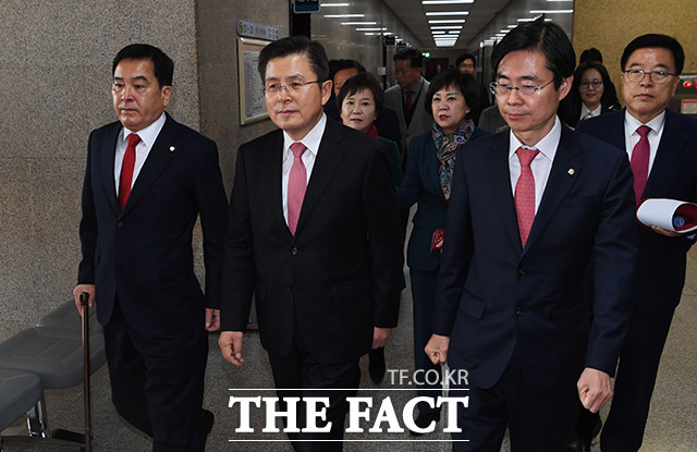 회의실 들어서는 심재철 자유한국당 원내대표와 황교안 대표, 조경태 최고위원(왼쪽부터)