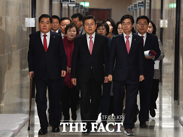 비장한 표정의 자유한국당