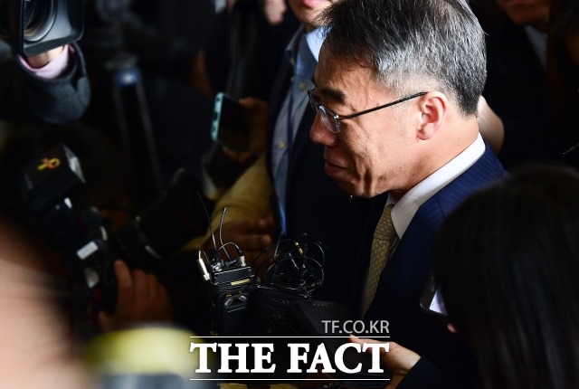 임종헌 전 법원행정처장이 2018년 10월 서울 서초구 서울중앙지검에 피의자 신분으로 출석하고 있다. /더팩트DB