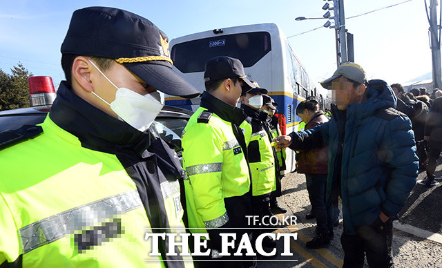 중국 우한의 교민들의 임시생활거처로 충남 아산 경찰인재개발원이 정해진 가운데 30일 오전 충남 아산 온양동 주민들이 경찰과 대치하고 있다. /아산=임영무 기자