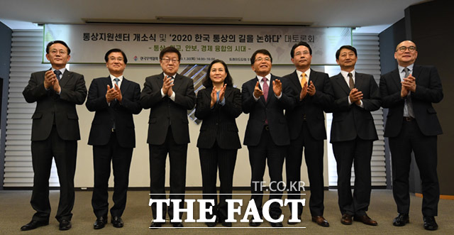 유명희 통상교섭본부장(왼쪽에서 네번째)과 김영주 한국무역협회장(왼쪽에서 세번째)을 비롯한 내빈들이 30일 오후 서울 강남구 트레이드타워 대회의실에서 열린 통상지원센터 개소식 행사에 참석해 기념사진을 찍고 있다. /임세준 기자