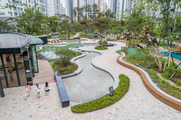 현대건설은 9년간 총 18회의 우수 디자인상을 수상했다. 사진은 힐스테이트 동탄의 물놀이터. /현대건설 제공